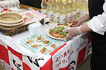 試食会でのトマト料理の写真