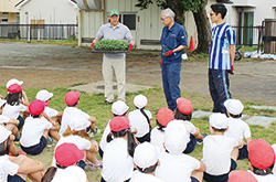 エダマメの定植指導で食農教育