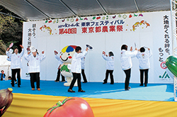 明治神宮で女性部が踊りを披露