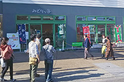 「みどりっ子村山店」に徳光和夫さんらが来店