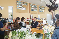 「みどりっ子村山店」に徳光和夫さんらが来店