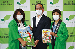 女性部が「子ども食堂」等に教育誌と米を寄附
