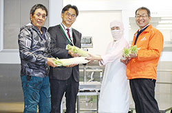 小学生が育てたダイコンを学校給食センターに出荷