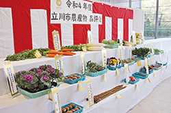 品評会に出品された野菜や果物の写真