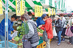 賑わう販売テントの写真
