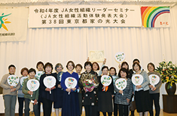 うちわを持った参加者たちの記念写真