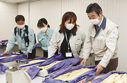 うどの品評する職員たちの写真