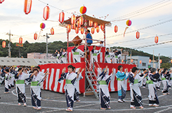櫓を中心に盆踊りをする人々
