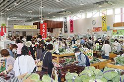 賑わうみのーれ立川店内