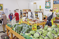 賑わうみのーれ立川幸町店内