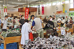 賑わうみのーれ立川店内