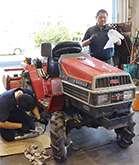 トラクターを整備する職員