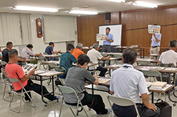 講習を受ける参加者
