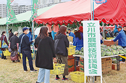 賑わう立川市農業技術振興会のテントの写真