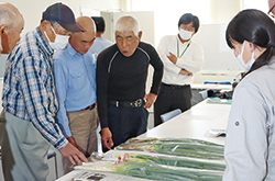 会員、都中央農業改良普及センター、市職員、ＪＡ職員ら参加者の写真