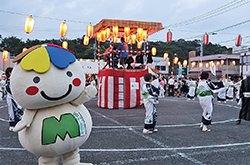 櫓を中心に盆踊りをする人々