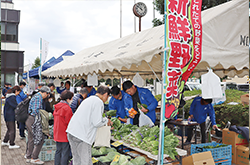 賑わうテントの様子を写した写真