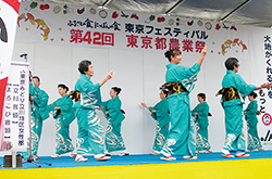 明治神宮で女性部が新しい着物と踊りを披露