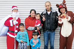 こども共済加入者へクリスマスプレゼントを配布