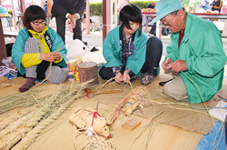 美大生がわら細工に挑戦（11月17・18日）