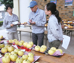 果実品評会が開催