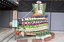 明治神宮新嘗祭で宝船を奉献